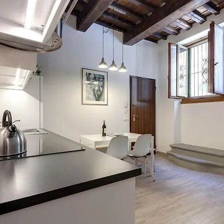 באזור Historical Center, בגודל 60 מר, עם 1 חדרי שינה ו- 2 חדרי רחצה פרטיים דירה פירנצה